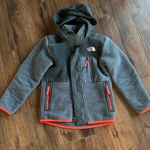 Boys The North Face Charcoal  Fleece Jacket. XS. 6